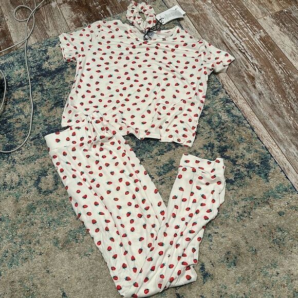 NWT Plush 3pc Pajama Set Strawberry Pattern Short Sleeve Top and long pants +++ - Picture 1 of 6